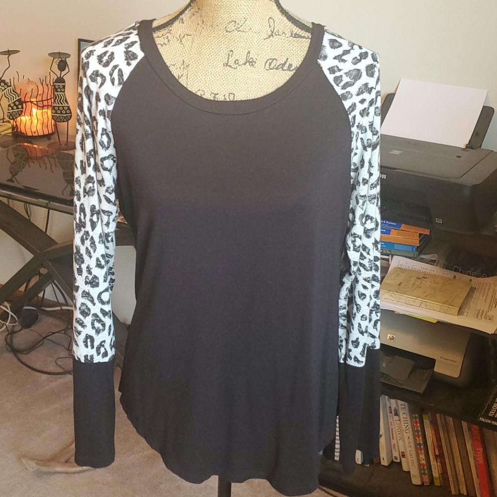 Size Large leopard print sleeved long sleeved tee
